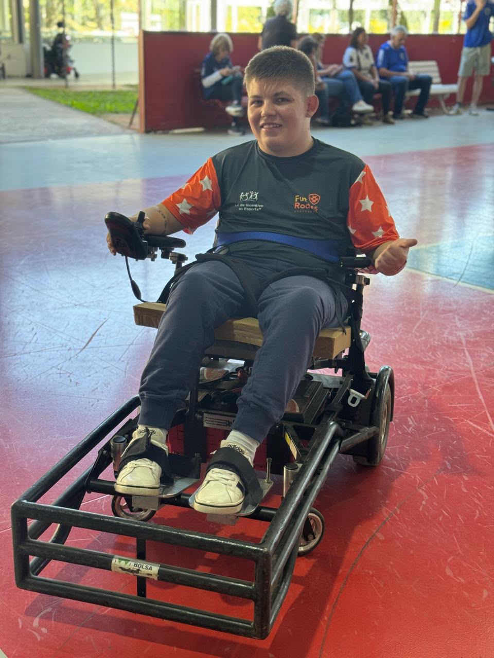 João Fhelipe jogando Power Soccer em quadra, atleta e nutricionista em Chapecó, SC